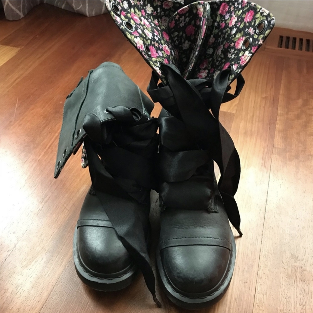 Dr Marten Triumph 1914 Floral Foldover Boots